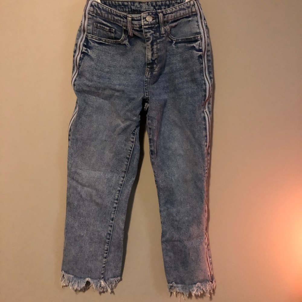 STYLING HIGH WAISTED JEANS W RUFFLE BOTTOM